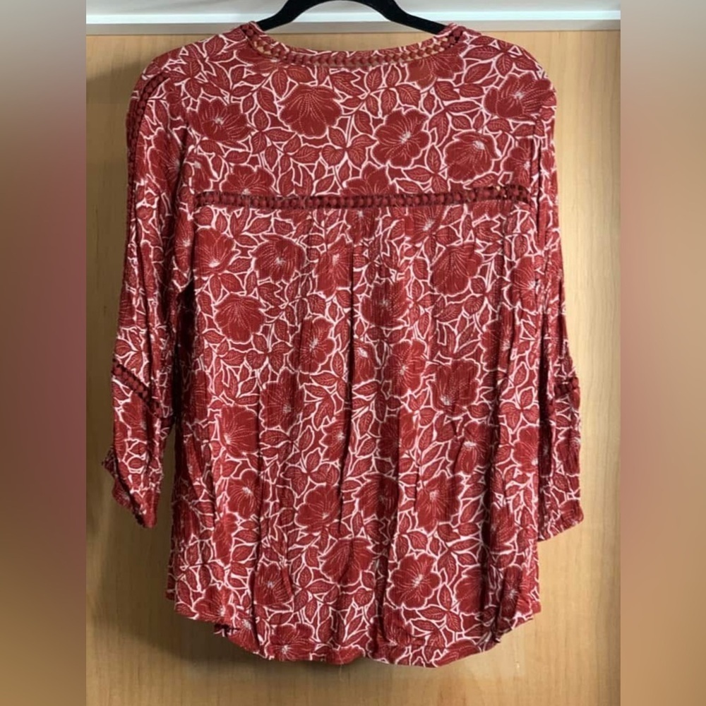 John Paul Richard Floral V-Neck Women's Top - Brick Red. Size Medium - Picture 2 of 3